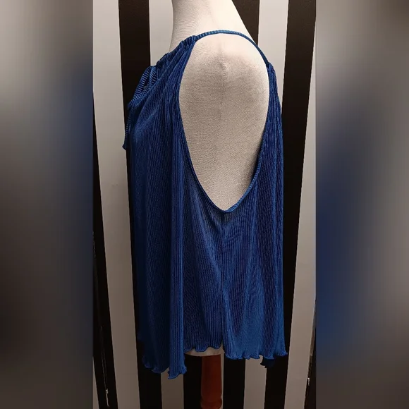 NWT blue ribbed halter top - Picture 7 of 9